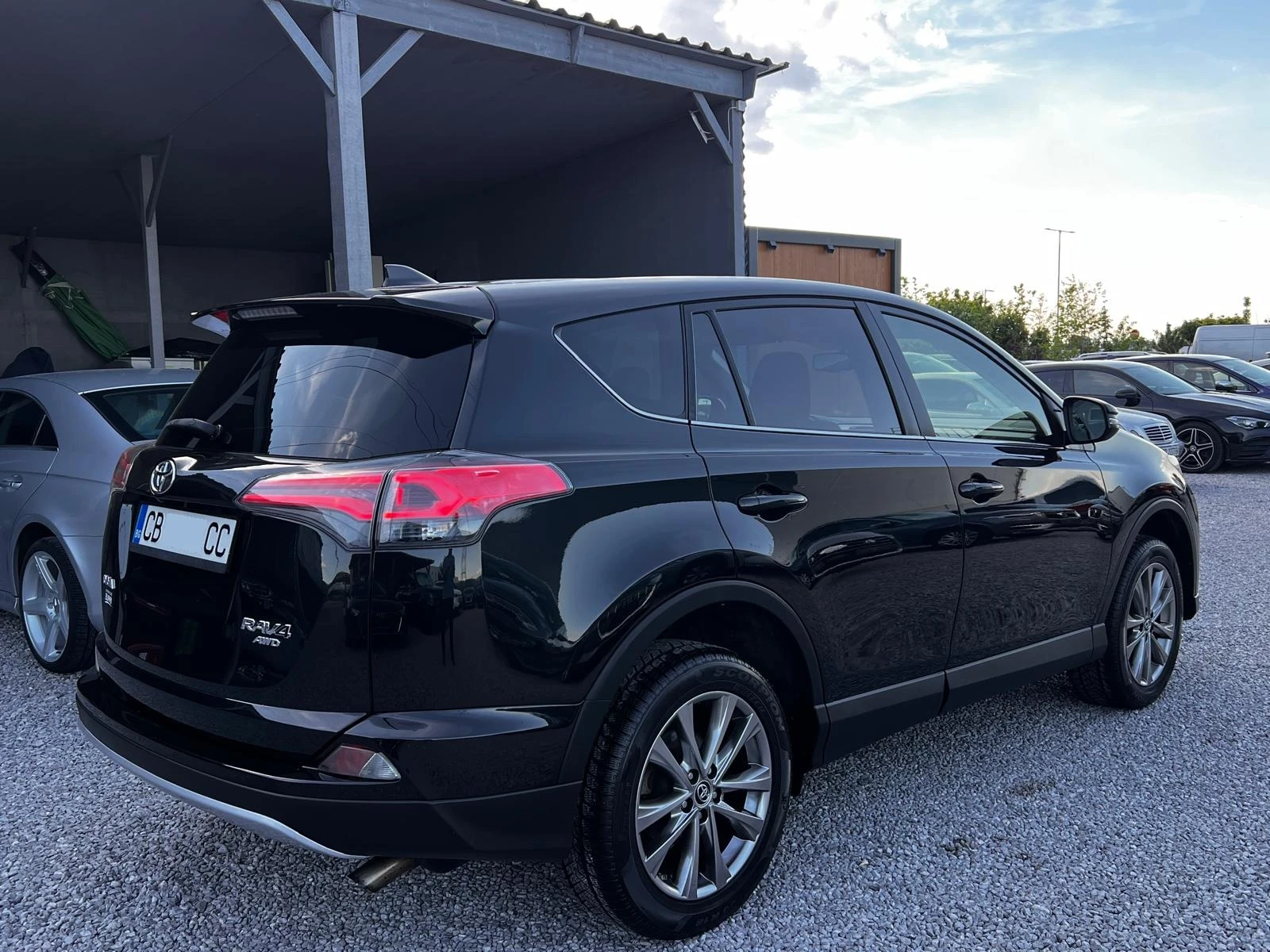 Toyota Rav4 Limited Facelift 2.0i 4x4 Регистриран Обслужен, снимка 3 - Автомобили и джипове - 54976834