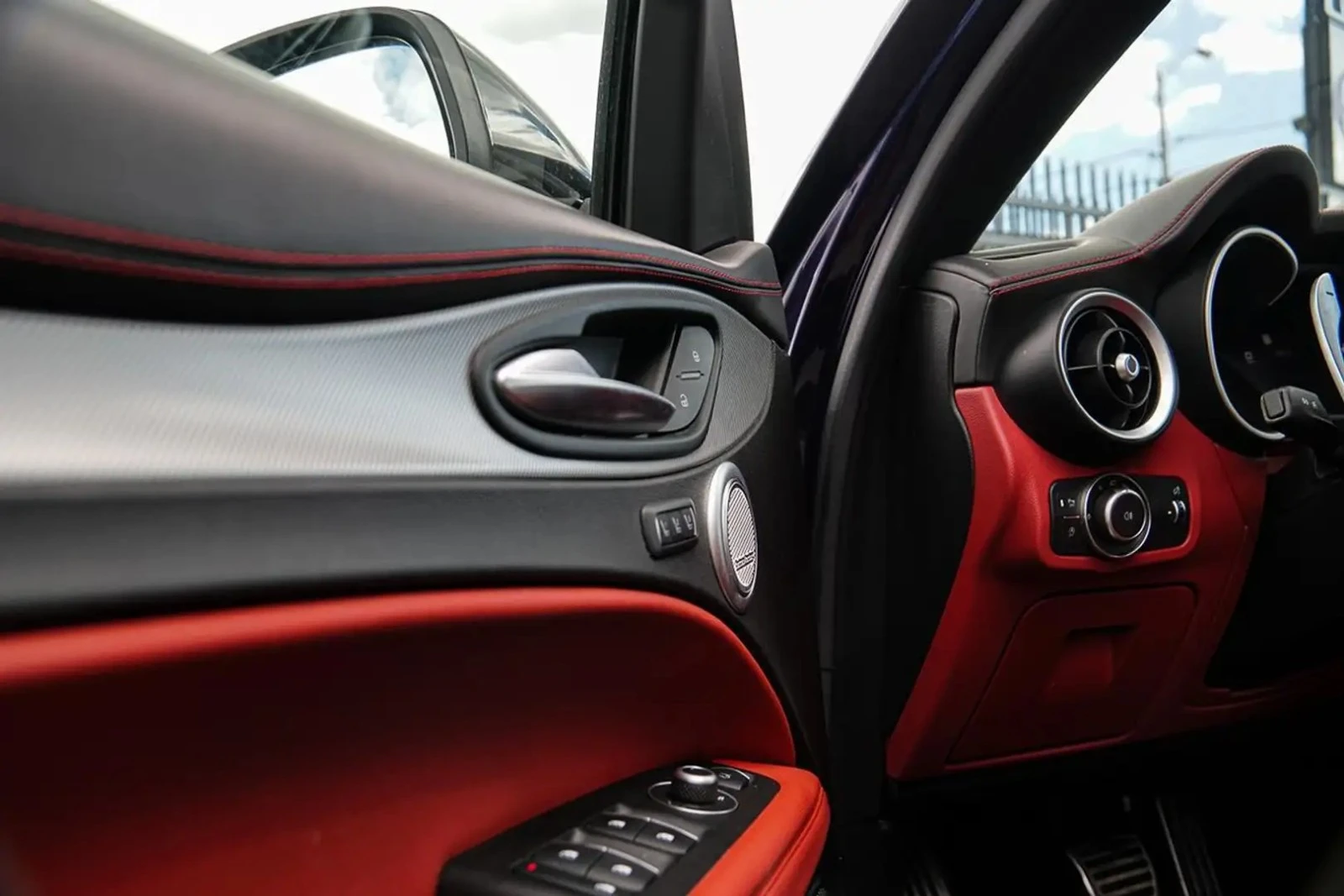 Alfa Romeo Stelvio | AWD| HARMAN KARDON| BSM| NAVI| PANO| RED INT, снимка 6 - Автомобили и джипове - 56129647