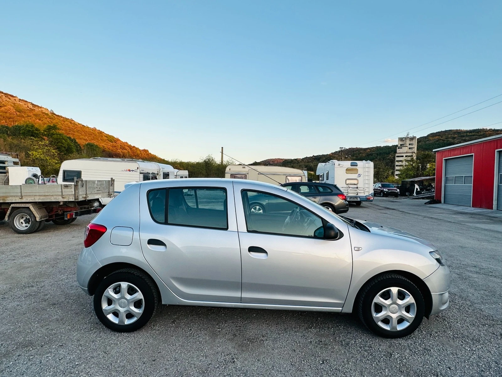 Dacia Sandero 1.2i КАТО НОВА - изображение 2