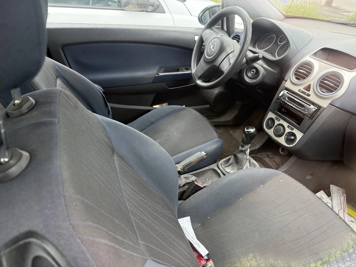 Opel Corsa за ремонт-изхвърля вода, снимка 7 - Автомобили и джипове - 54554590