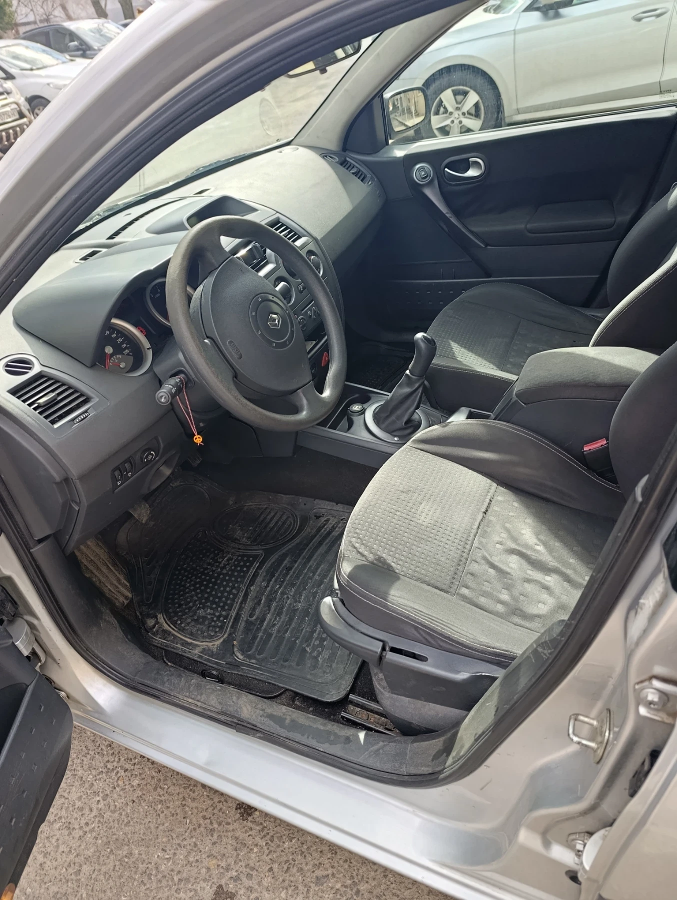 Renault Megane Комби с АГУ, снимка 7 - Автомобили и джипове - 54670429