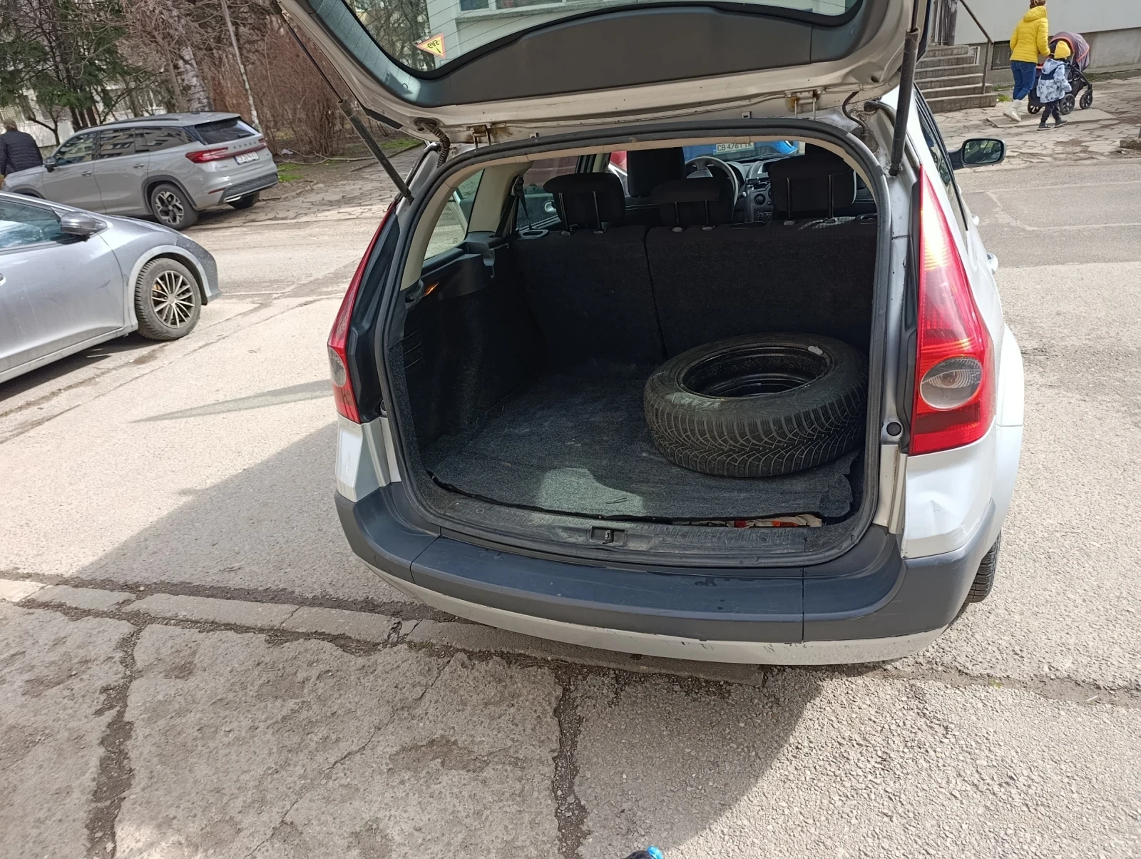 Renault Megane Комби с АГУ, снимка 5 - Автомобили и джипове - 54670429