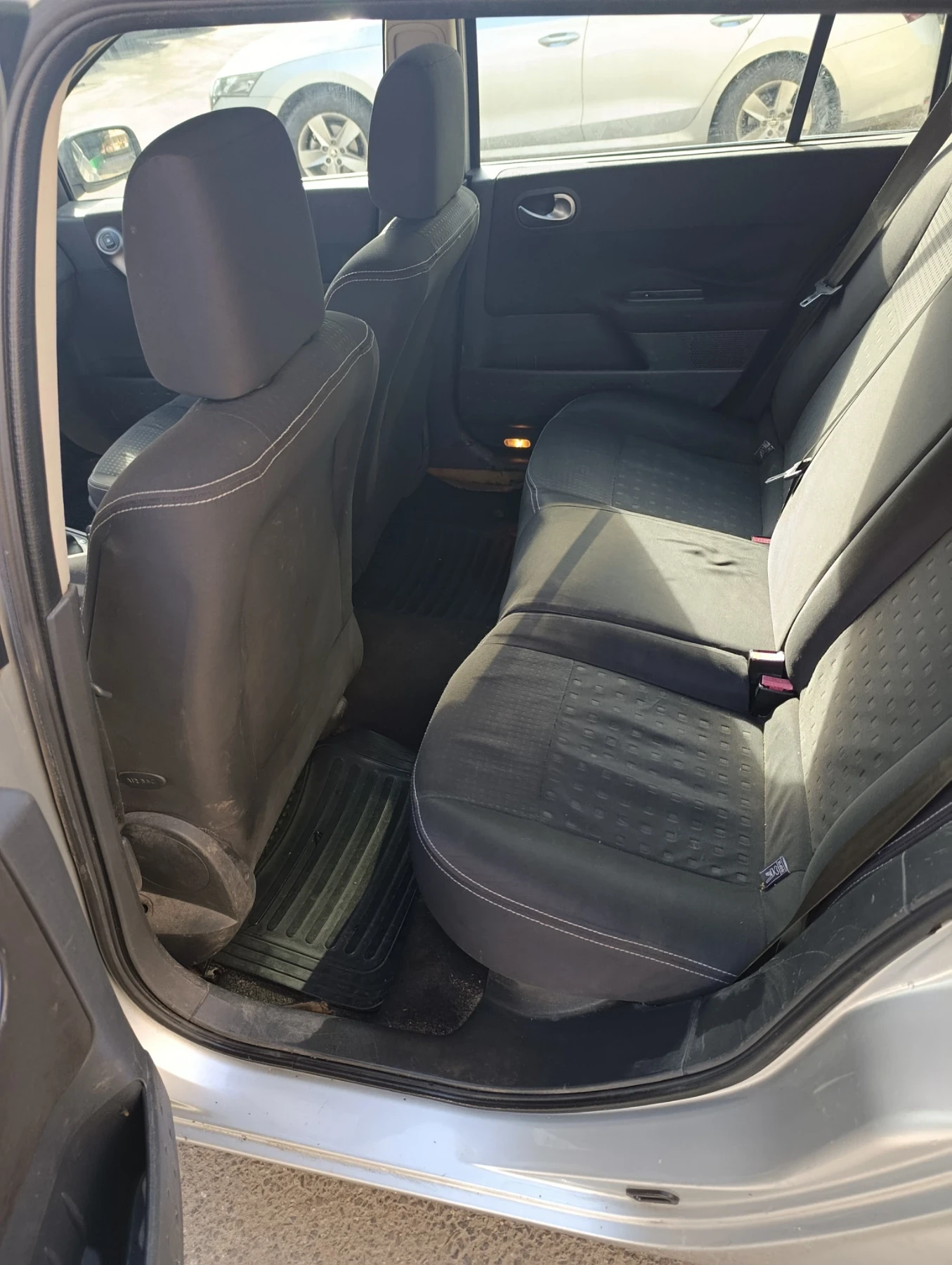Renault Megane Комби с АГУ, снимка 10 - Автомобили и джипове - 54670429