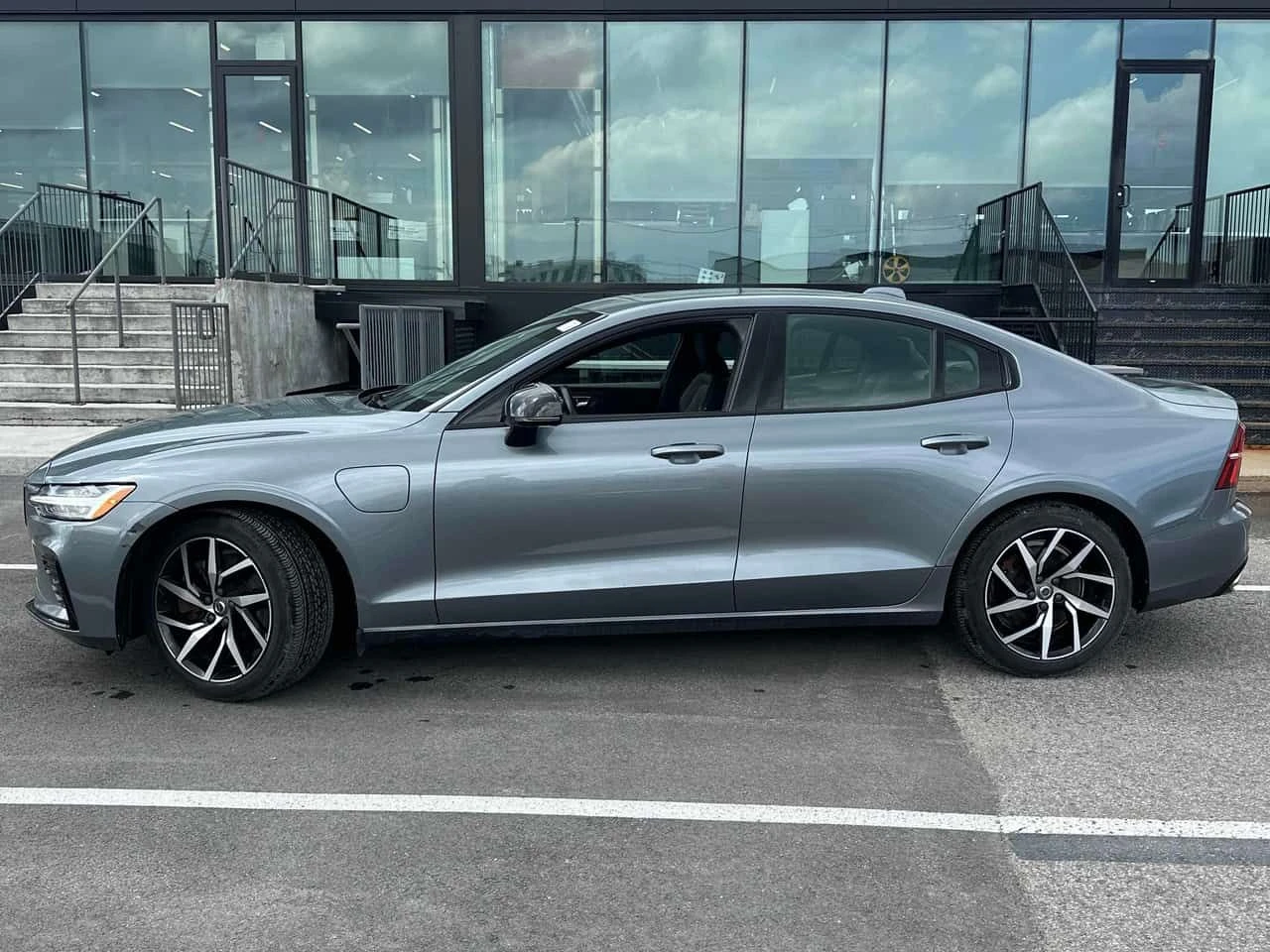 Volvo S60 * R Design * CARFAX * БЕЗ ПЪРВОНАЧАЛНА ВНОСКА, снимка 2 - Автомобили и джипове - 55387270