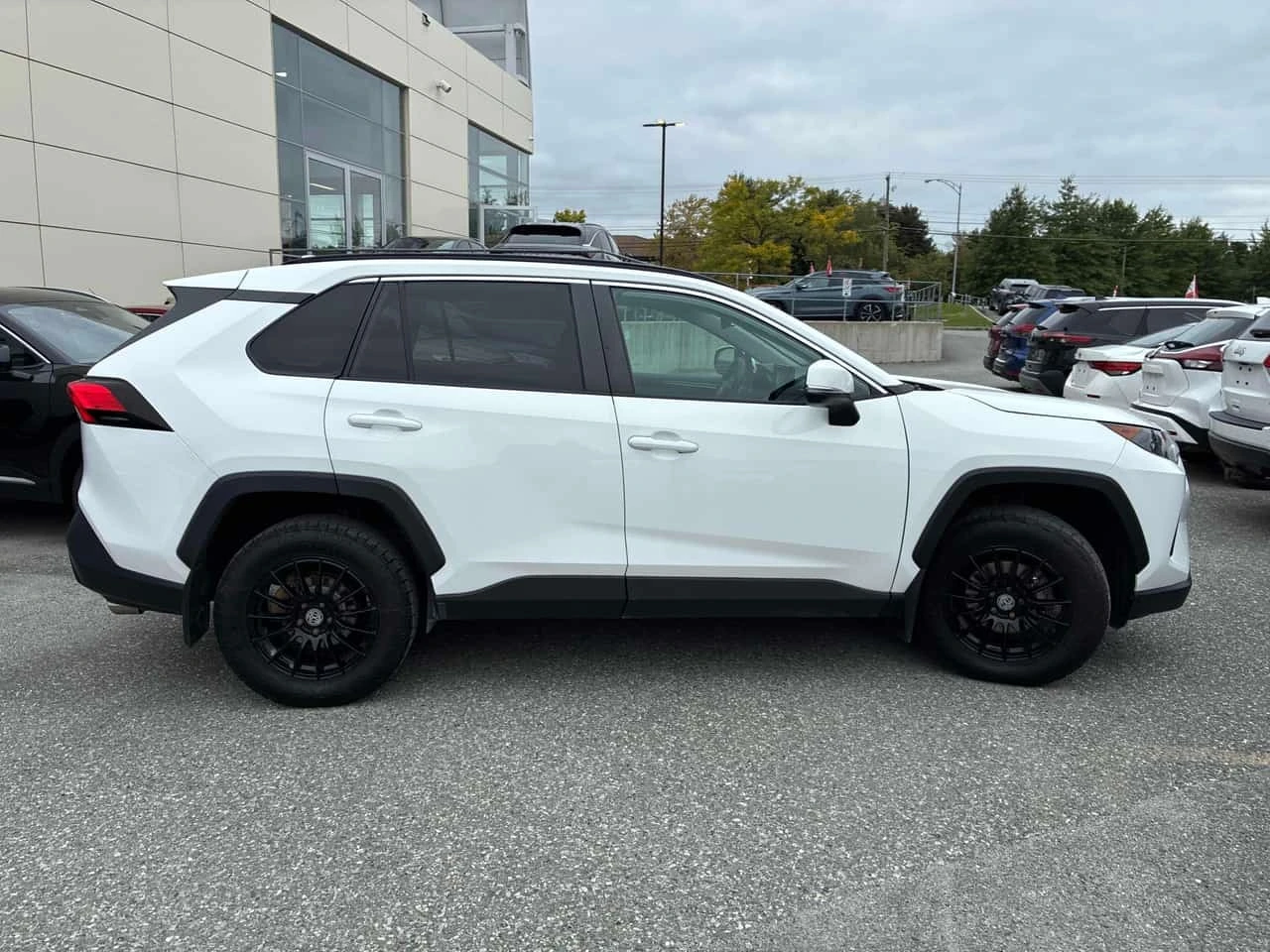 Toyota Rav4 * LE * АВТОКРЕДИТ * ГЛАВНО ПРЕДСТАВИТЕЛСТВО, снимка 4 - Автомобили и джипове - 56181151