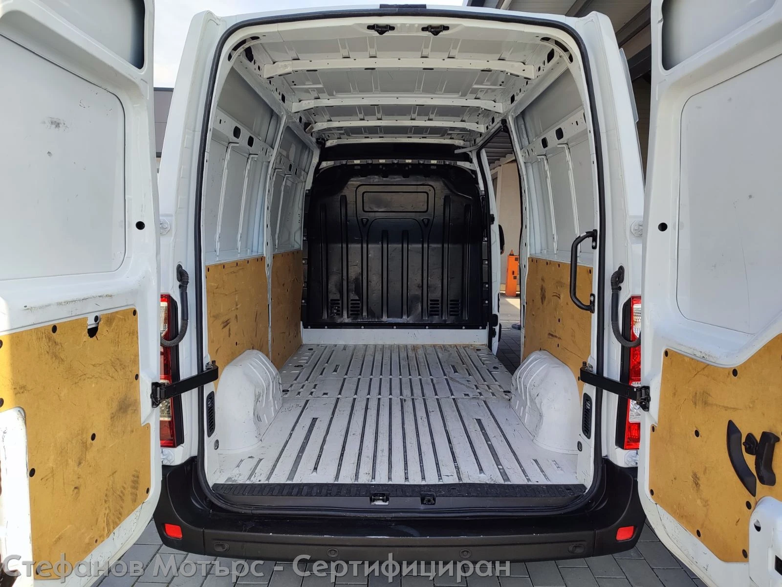 Renault Master Furgon Life L2H2 2.3dCi (135hp) MT6, снимка 11 - Бусове и автобуси - 53909285