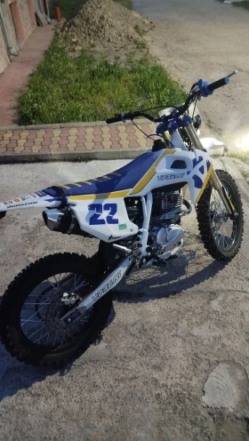 Поръчкови UpBeat  250cc със Лед Фар