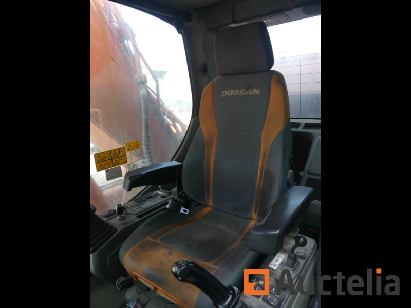 Багер DOOSAN DX210W, снимка 13 - Индустриална техника - 47457401