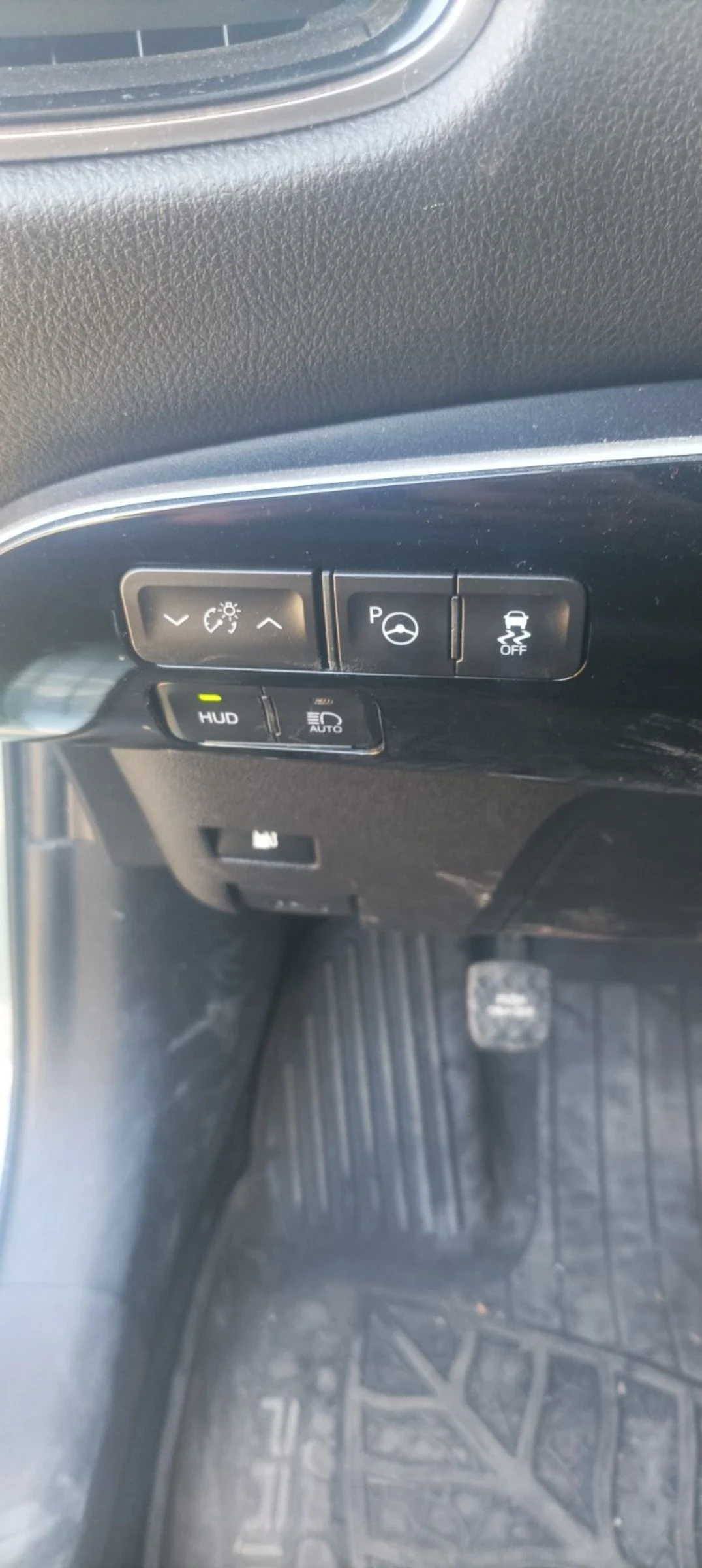 Toyota Prius 1.8i хибрид 4x4 | Mobile.bg — изображение 11