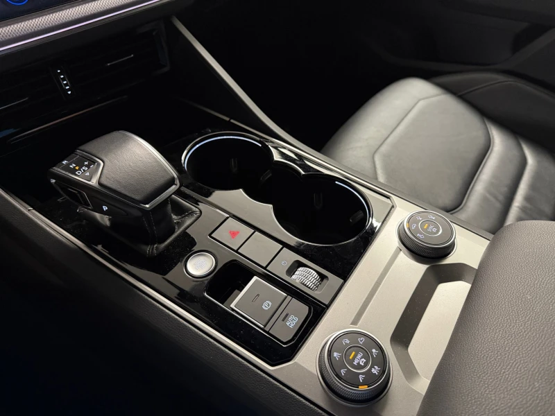 VW Touareg R Line, снимка 10 - Автомобили и джипове - 52859811