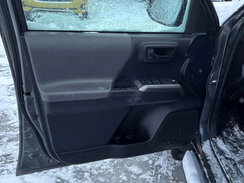 Toyota Tacoma * SR5 * CARFAX * БЕЗ ПЪРВОНАЧАЛНА ВНОСКА, снимка 12 - Автомобили и джипове - 52975422