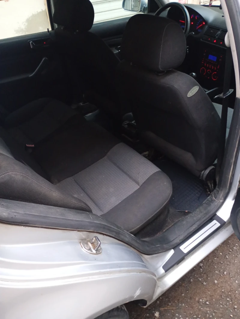 VW Golf 1.9 TDi Климатик Нови Гуми , снимка 9 - Автомобили и джипове - 53486782