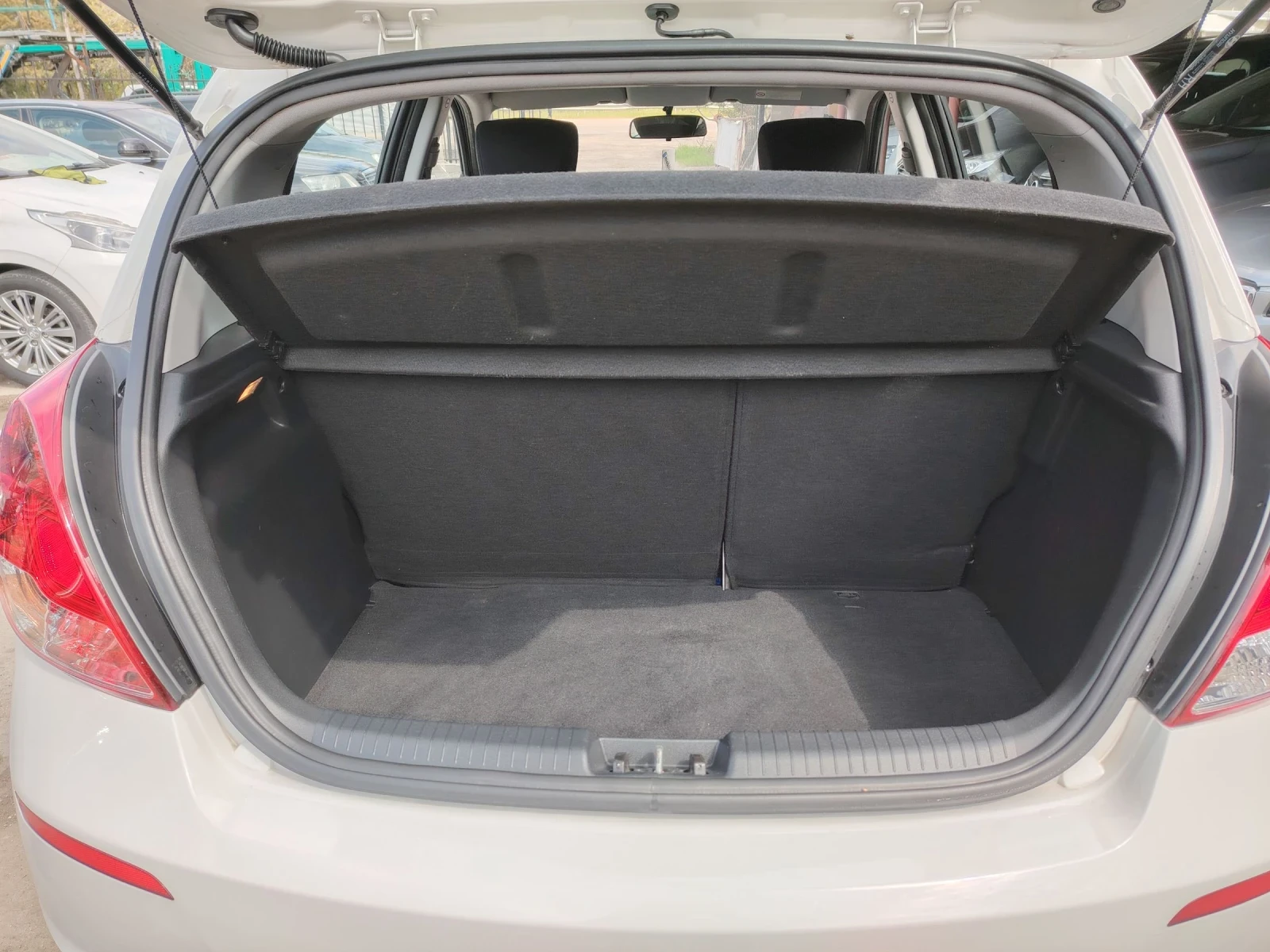 Hyundai I20, снимка 10 - Автомобили и джипове - 53291687