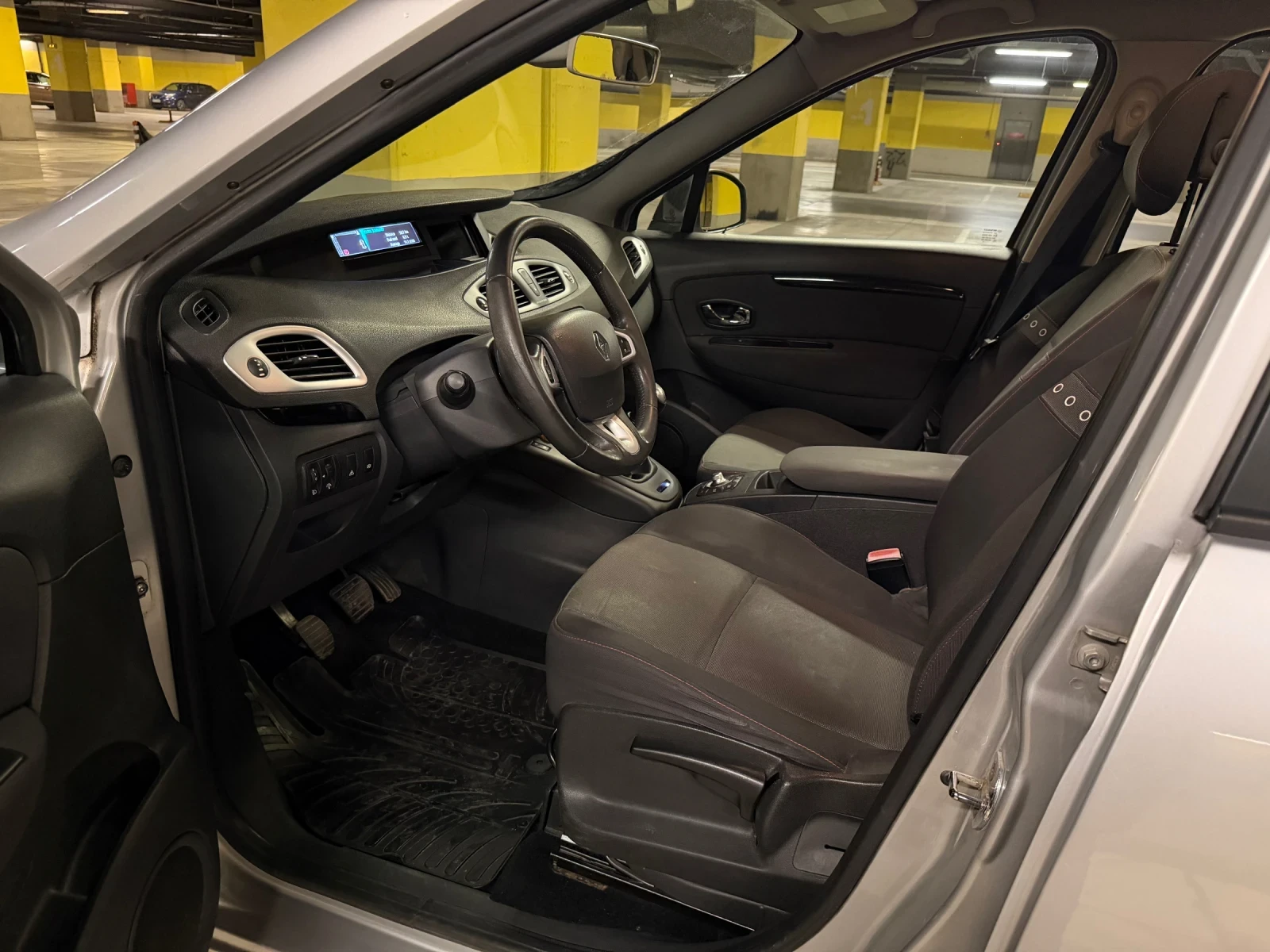 Renault Scenic 1.5DCI, снимка 10 - Автомобили и джипове - 54502807