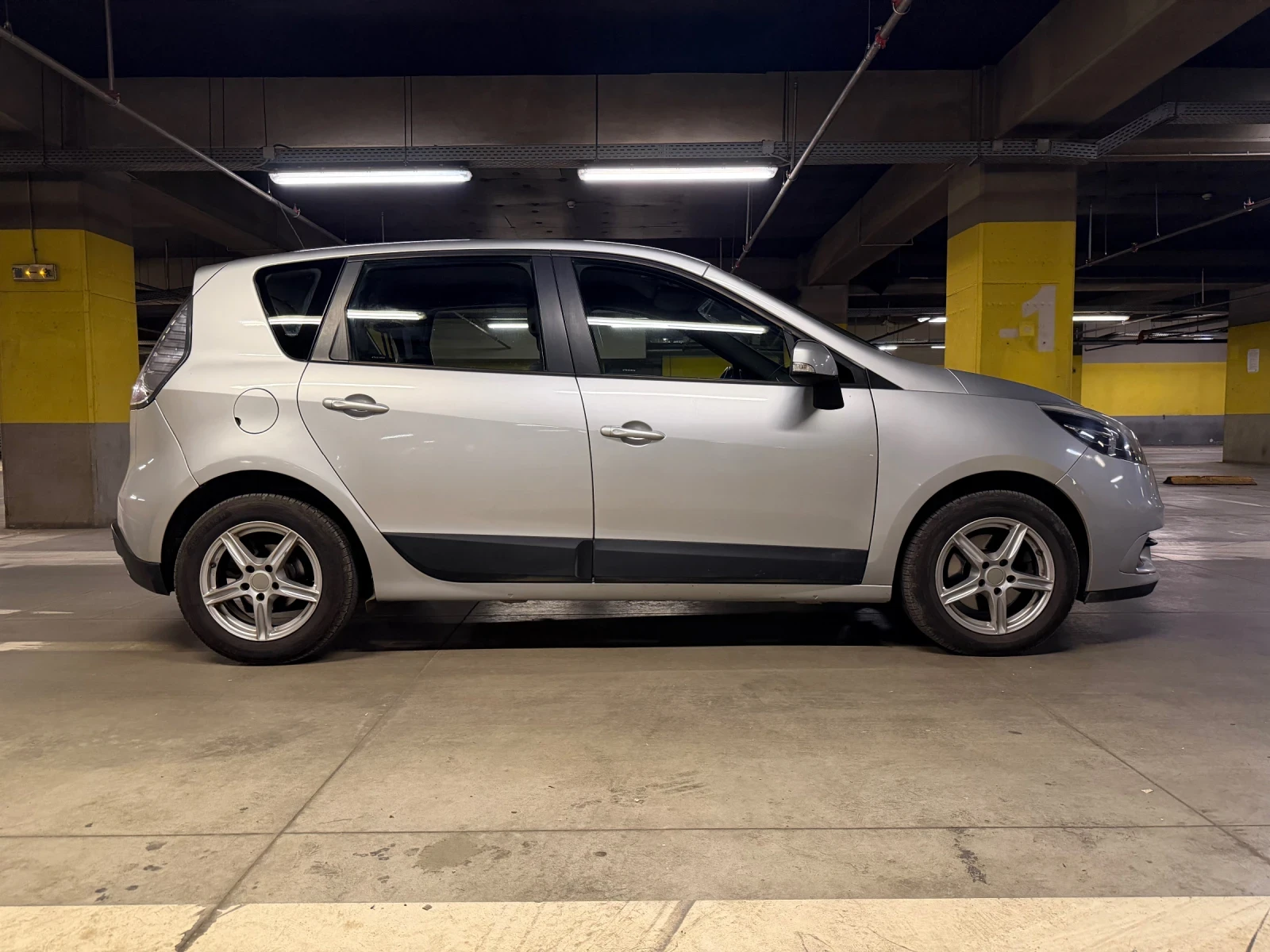 Renault Scenic 1.5DCI, снимка 6 - Автомобили и джипове - 54502807