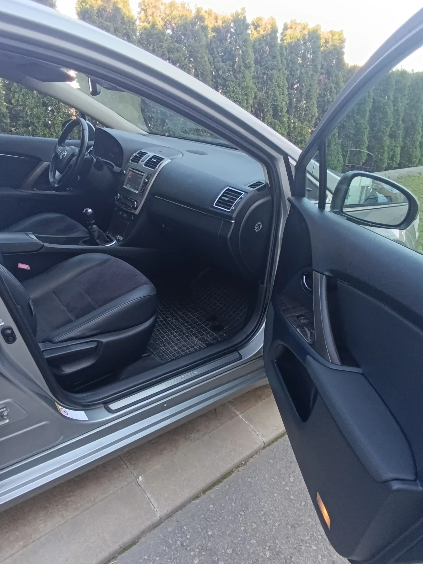 Toyota Avensis 2.2 D4D, снимка 8 - Автомобили и джипове - 56544911