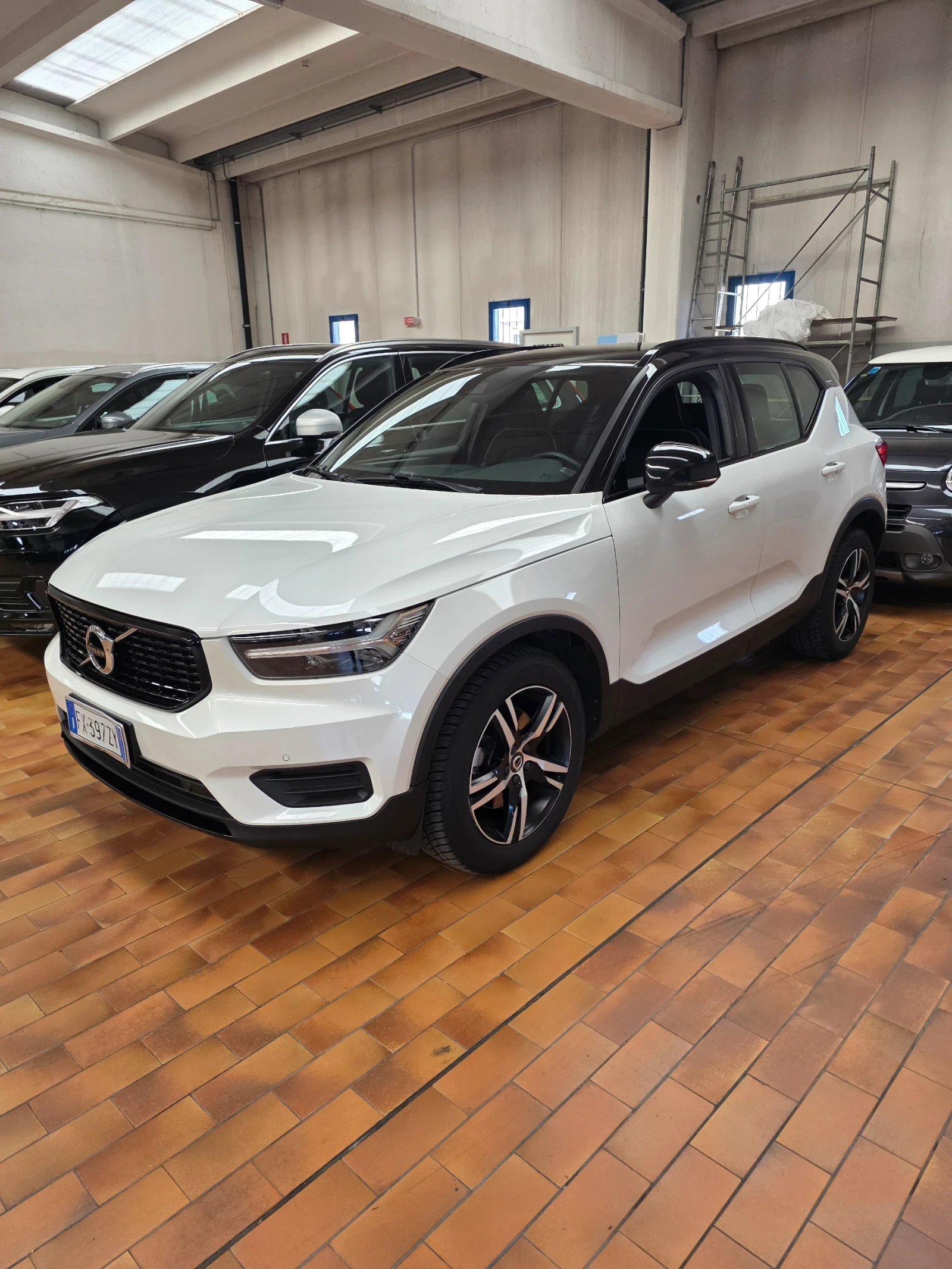Volvo XC40 2.0д 190кс 4х4 R-design, снимка 3 - Автомобили и джипове - 53965758