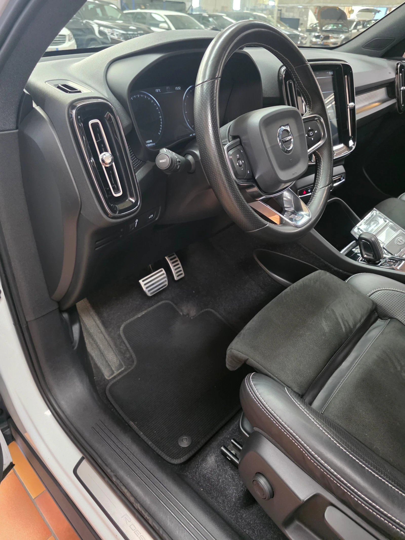 Volvo XC40 2.0д 190кс 4х4 R-design, снимка 10 - Автомобили и джипове - 53965758