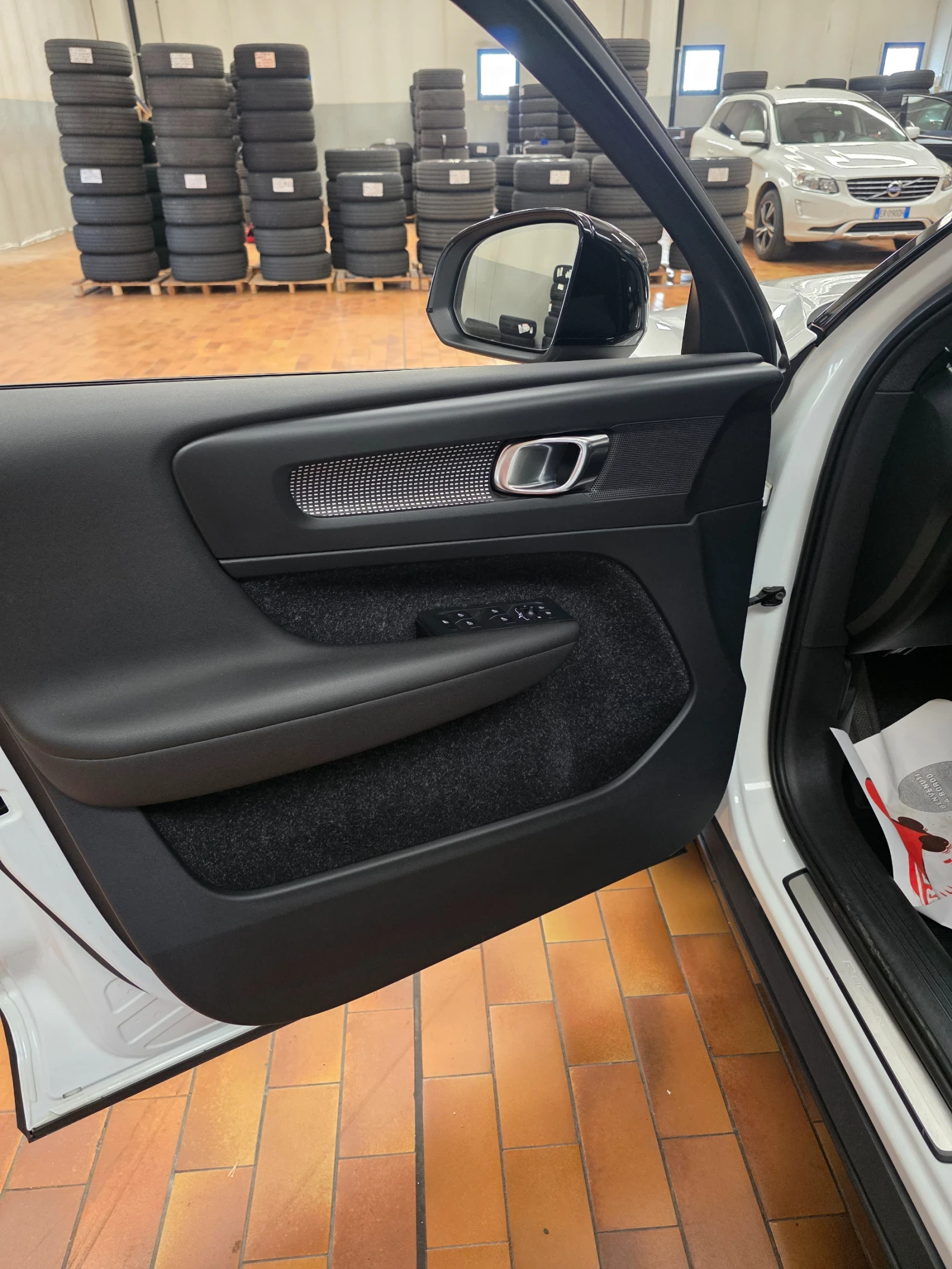 Volvo XC40 2.0д 190кс 4х4 R-design, снимка 9 - Автомобили и джипове - 53965758