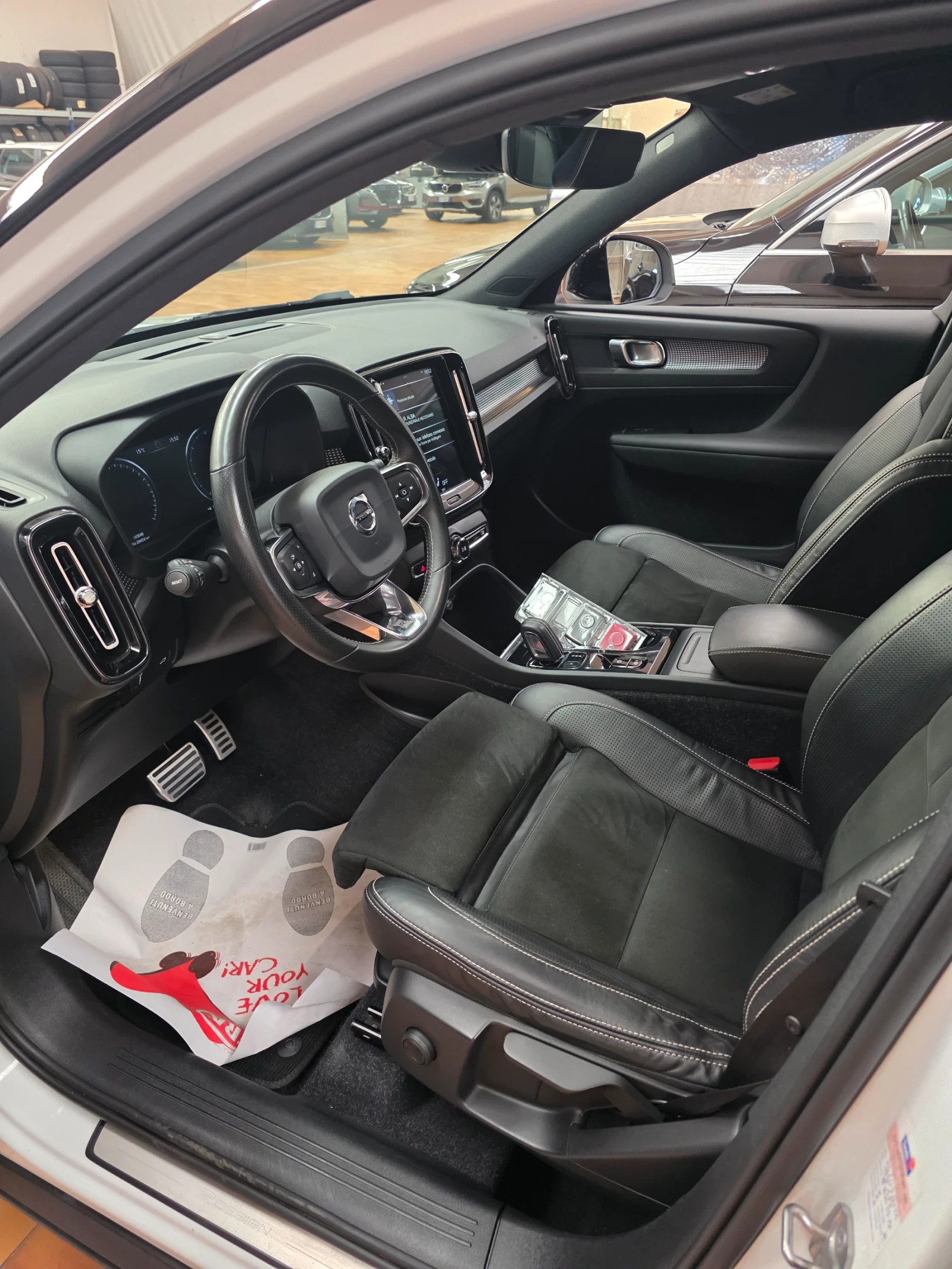 Volvo XC40 2.0д 190кс 4х4 R-design, снимка 8 - Автомобили и джипове - 53965758