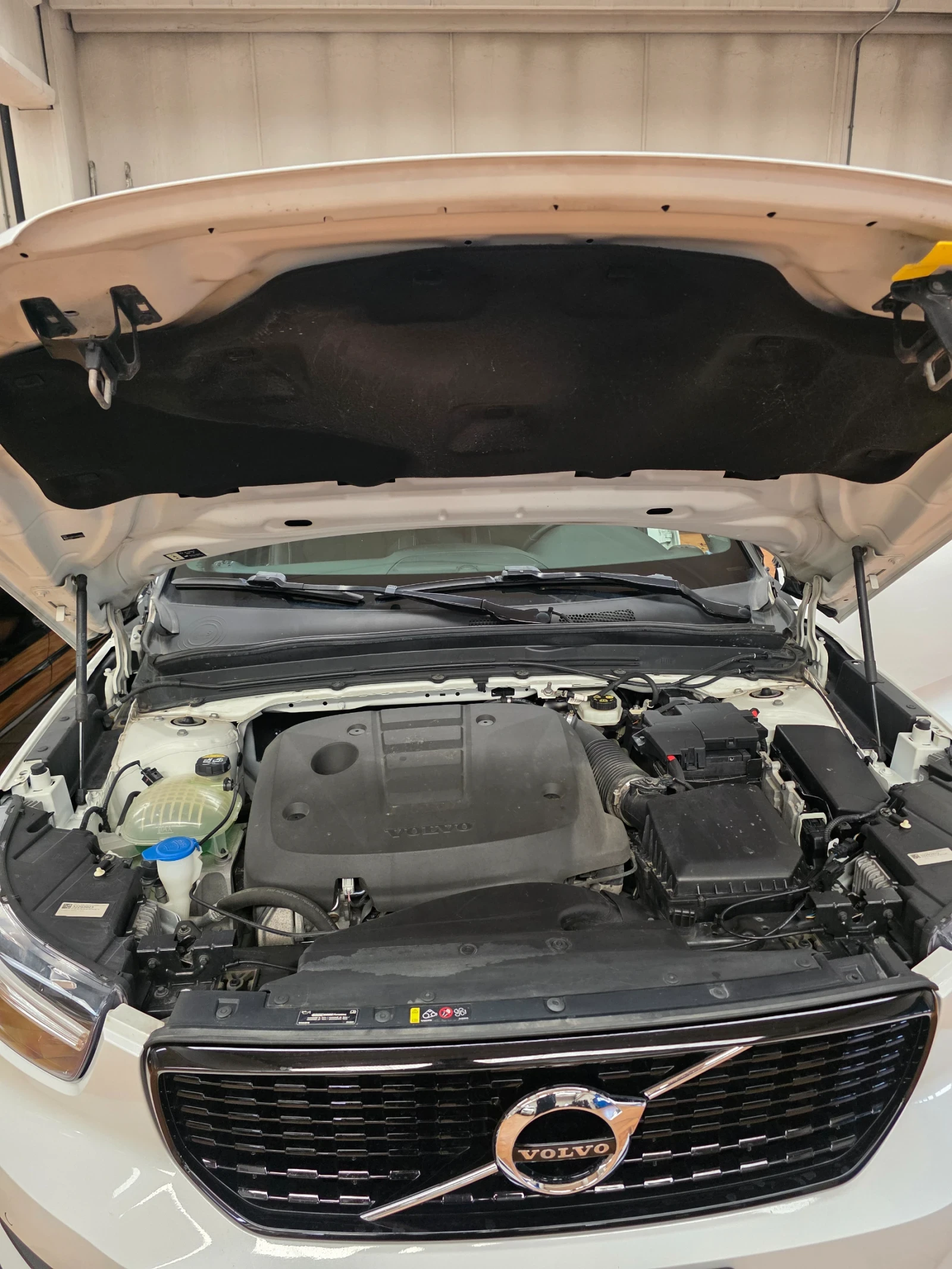 Volvo XC40 2.0д 190кс 4х4 R-design, снимка 13 - Автомобили и джипове - 53965758