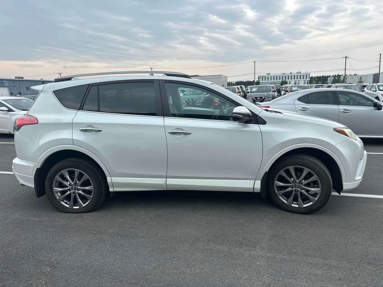 Toyota Rav4 Limited | CARFAX | АВТОКРЕДИТ БЕЗ ПЪРВОНАЧАЛНА, снимка 4 - Автомобили и джипове - 55505369