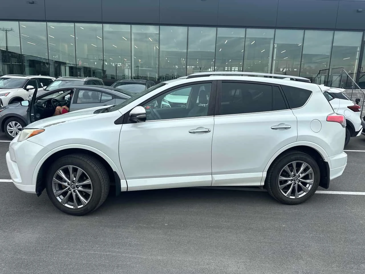 Toyota Rav4 Limited | CARFAX | АВТОКРЕДИТ БЕЗ ПЪРВОНАЧАЛНА, снимка 3 - Автомобили и джипове - 55505369