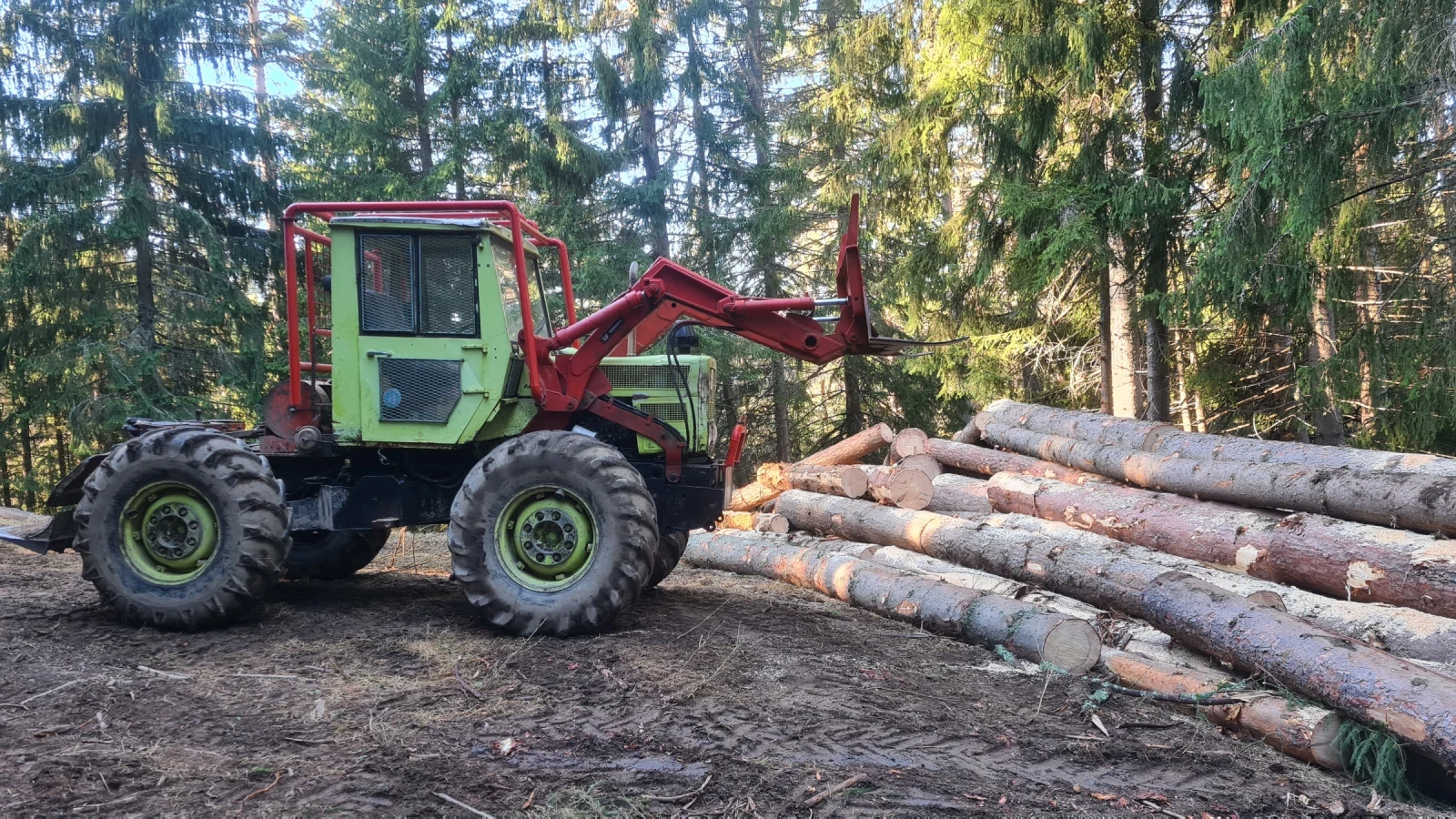 Специализирани машини Машини за дърводобив  Mb trac 900