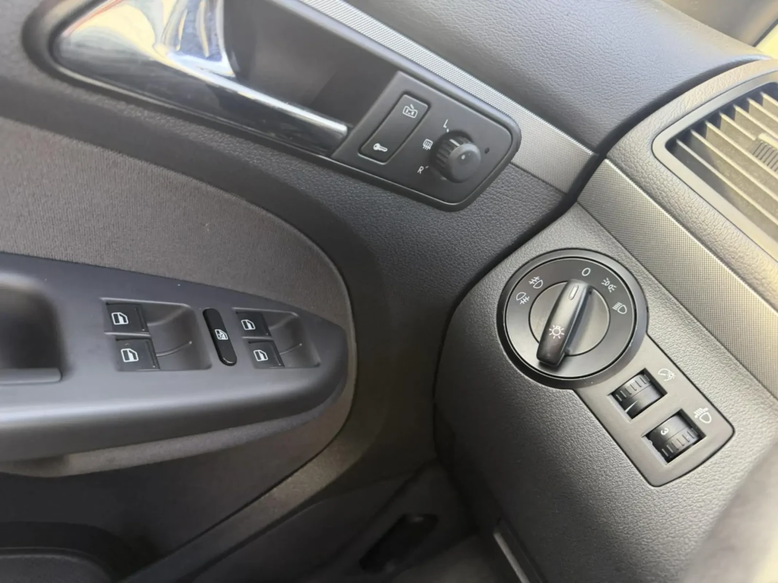 VW Touran 2.0, снимка 9 - Автомобили и джипове - 53806784