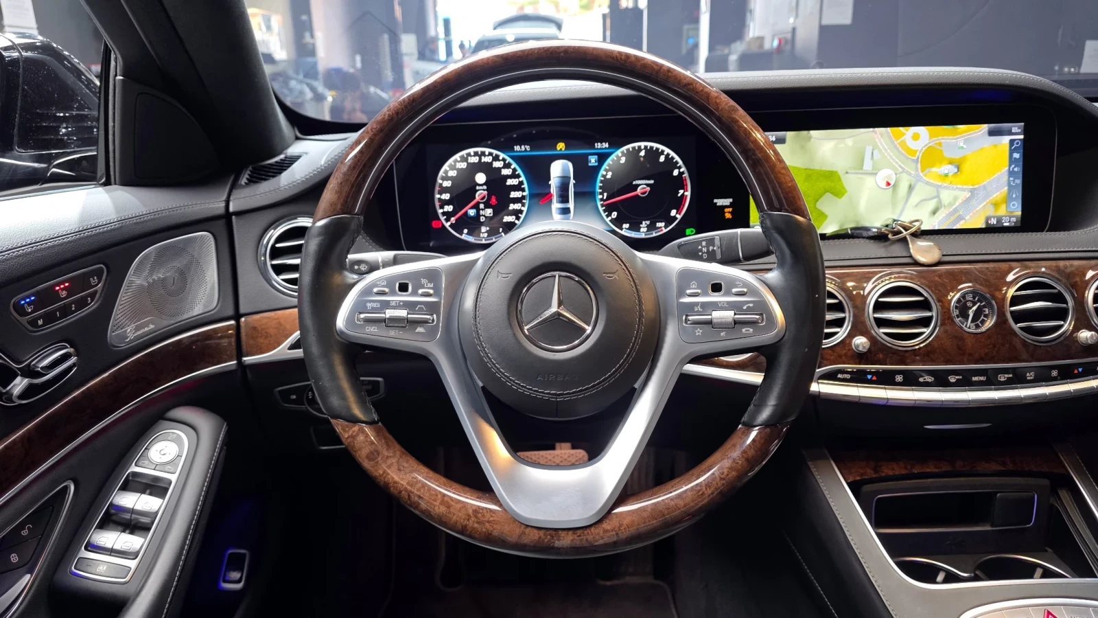 Mercedes-Benz S 560 L 4Matic / TV / CHAUFFEUR / 360 / МАСАЖИ / HUD, снимка 8 - Автомобили и джипове - 54073177