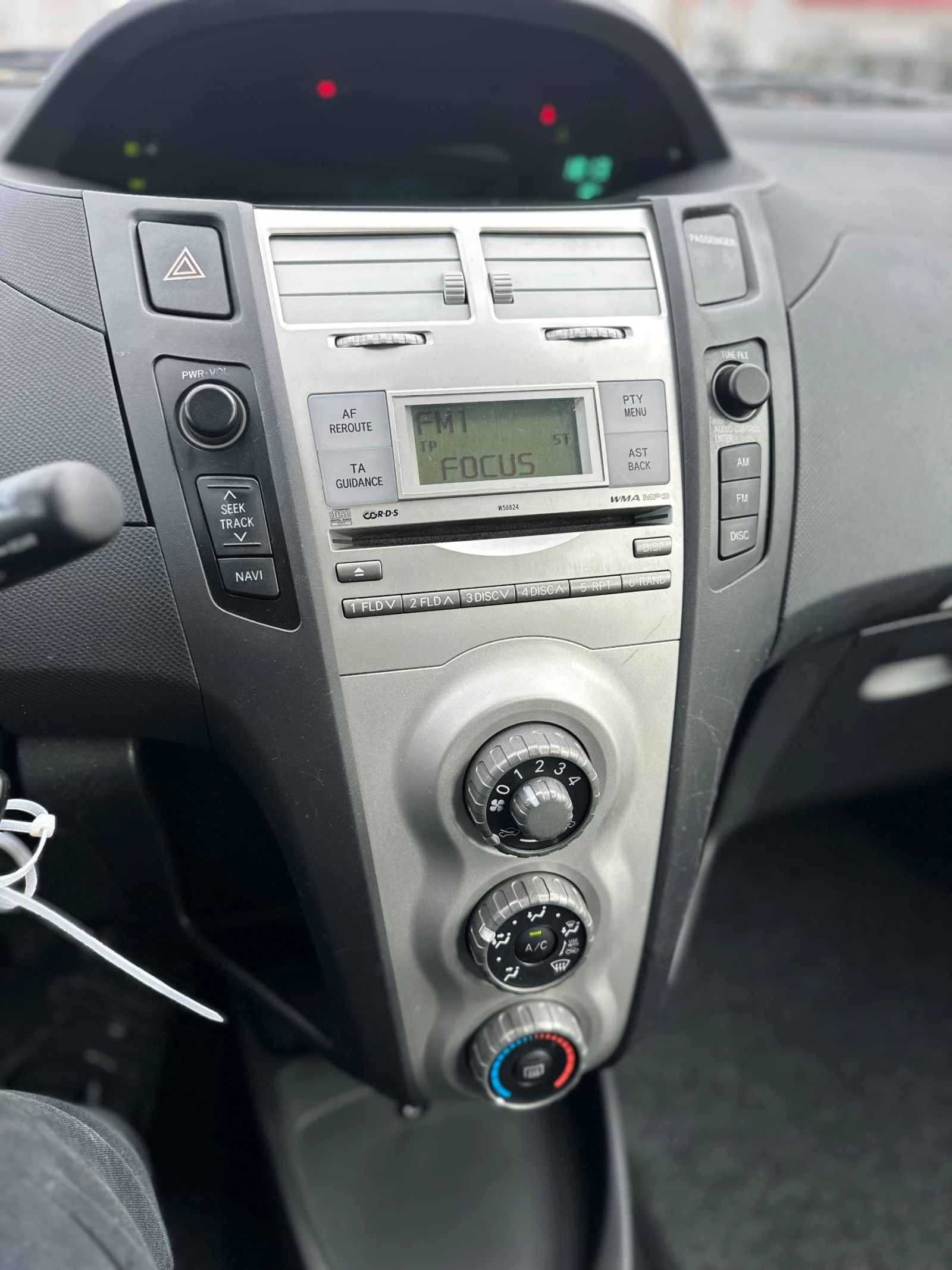 Toyota Yaris 1.3i, снимка 6 - Автомобили и джипове - 54415242