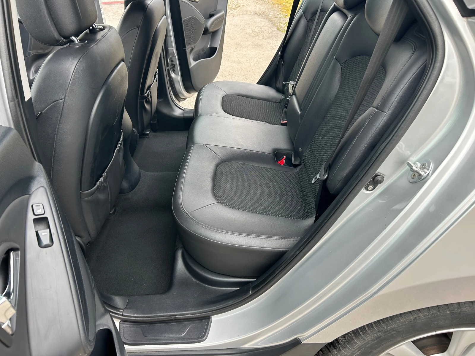 Hyundai IX35 2.0 CRDi КОЖА/ПОДГРЕВ, снимка 17 - Автомобили и джипове - 54303999