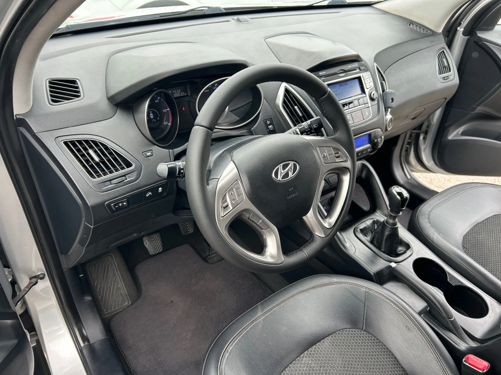 Hyundai IX35 2.0 CRDi КОЖА/ПОДГРЕВ, снимка 10 - Автомобили и джипове - 54303999