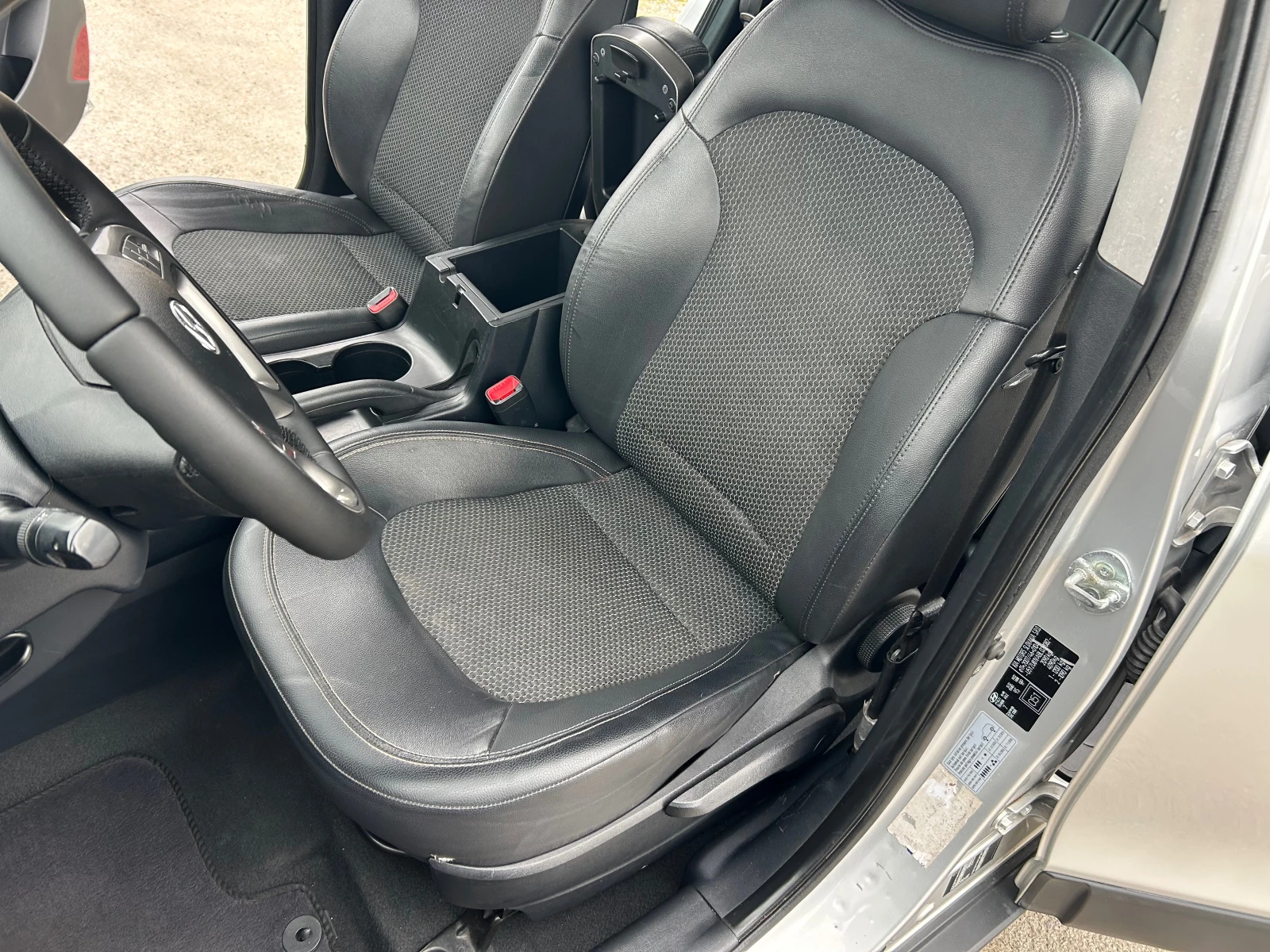 Hyundai IX35 2.0 CRDi КОЖА/ПОДГРЕВ, снимка 14 - Автомобили и джипове - 54303999