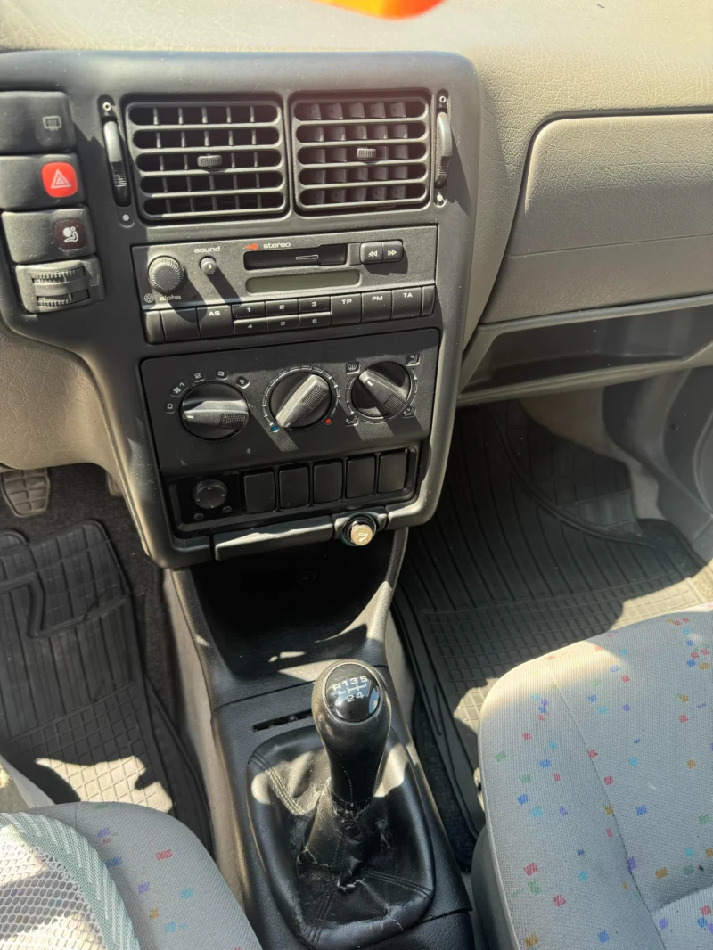 VW Polo Седан 1.6, 75 к.с, снимка 10 - Автомобили и джипове - 46887783