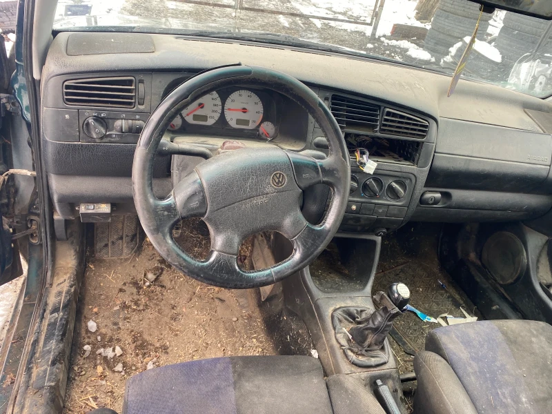 VW Golf 1.8, снимка 6 - Автомобили и джипове - 48688039