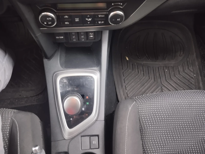 Toyota Auris 1.4 d4d, снимка 9 - Автомобили и джипове - 52933425