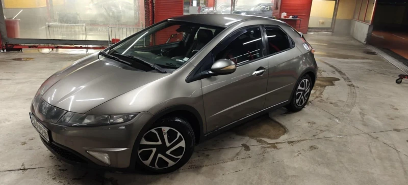 Honda Civic 8 gen hatchback , снимка 2 - Автомобили и джипове - 53392511