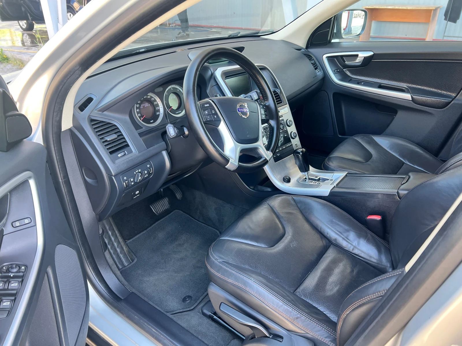 Volvo XC60 2.4 Д5* 4х4* , снимка 8 - Автомобили и джипове - 54317686