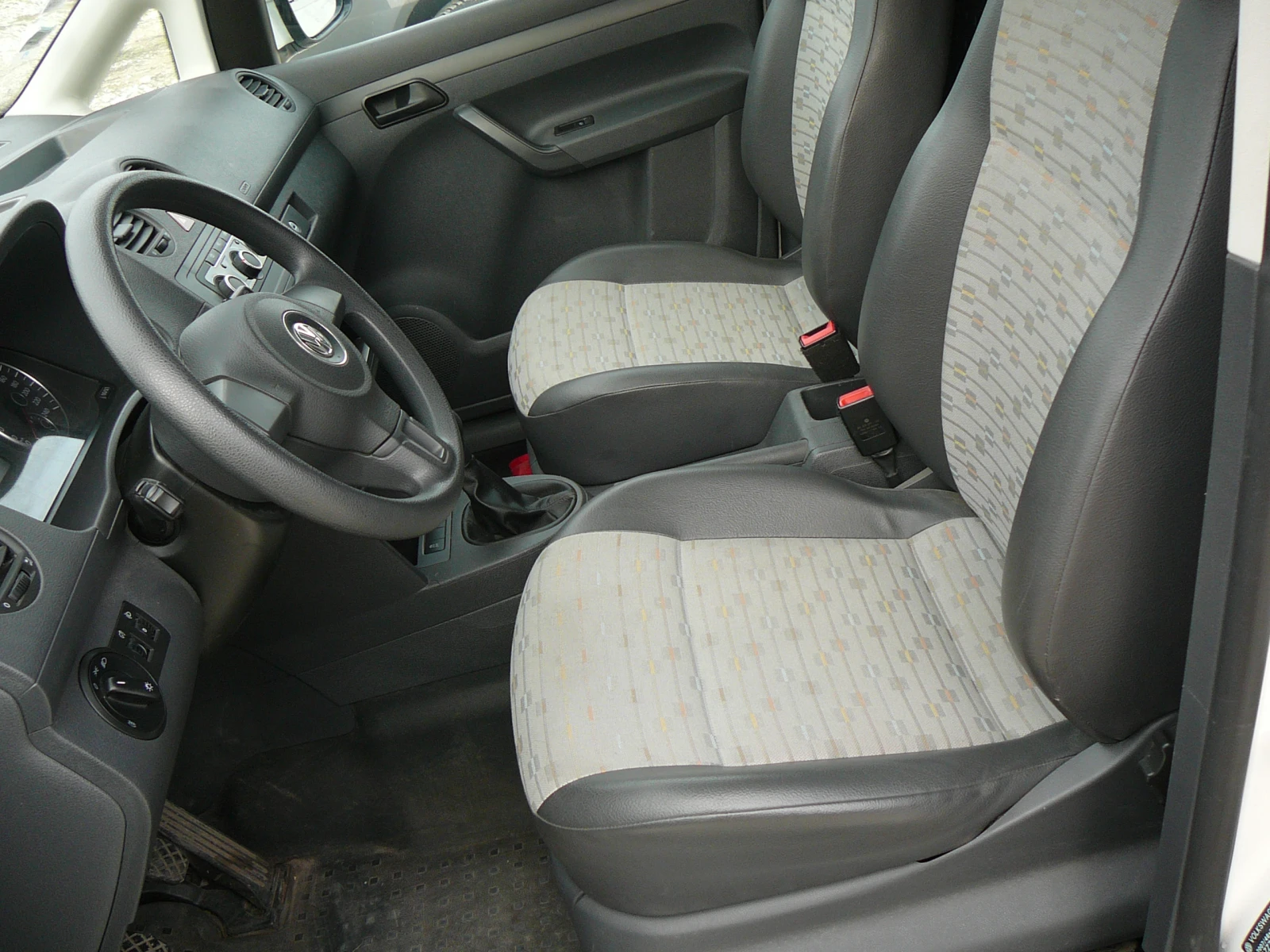 VW Caddy 1.6 tdi MAXI, снимка 9 - Автомобили и джипове - 54240194