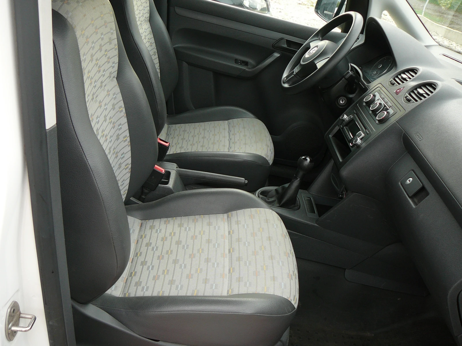 VW Caddy 1.6 tdi MAXI, снимка 8 - Автомобили и джипове - 54240194