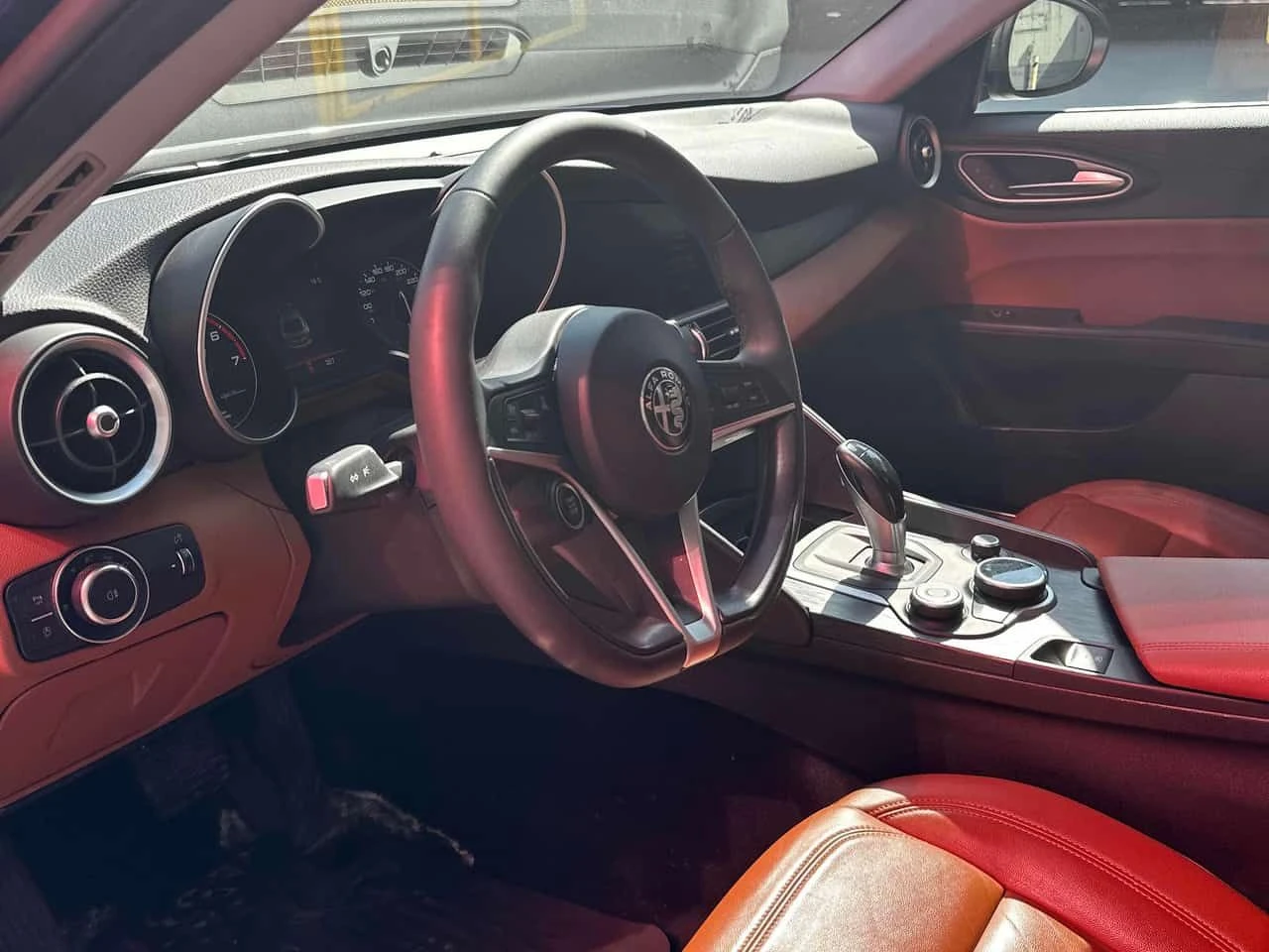 Alfa Romeo Giulia * 4dr Sdn RWD * 2 КЛЮЧА* ПОДГРЕВ* KEYLESS* PANO* , снимка 5 - Автомобили и джипове - 54318672