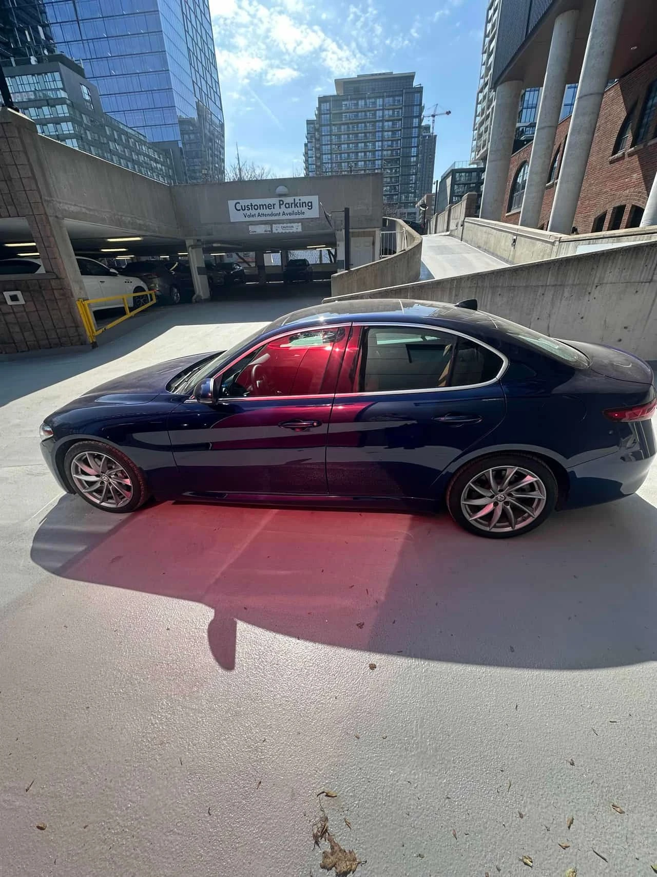 Alfa Romeo Giulia * 4dr Sdn RWD * 2 КЛЮЧА* ПОДГРЕВ* KEYLESS* PANO* , снимка 2 - Автомобили и джипове - 54318672