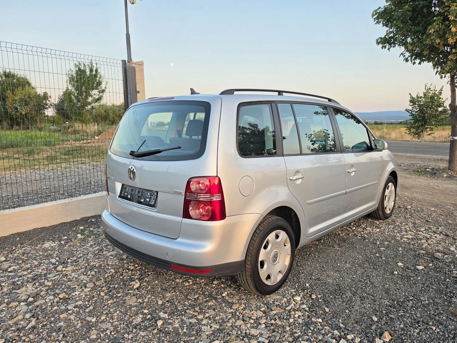 VW Touran 1.9 TDI 105 7места, снимка 7 - Автомобили и джипове - 55425275