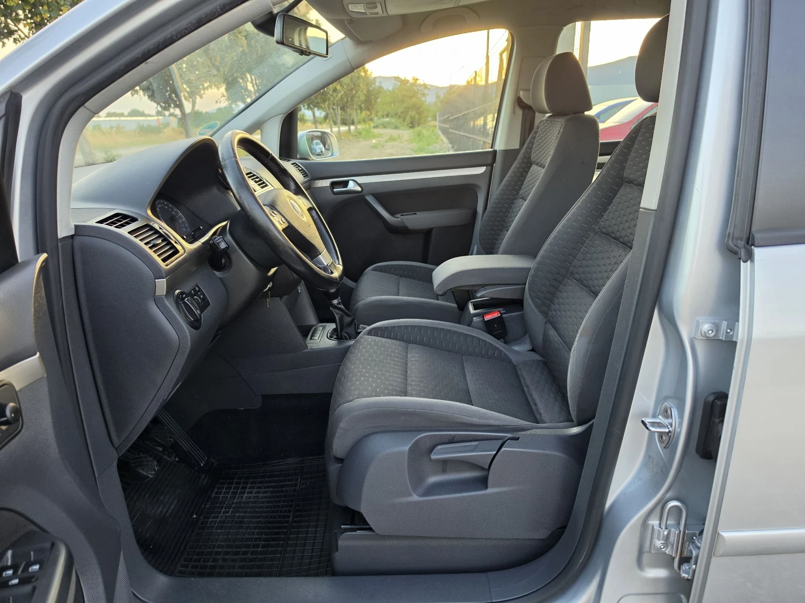 VW Touran 1.9 TDI 105 7места, снимка 9 - Автомобили и джипове - 55425275