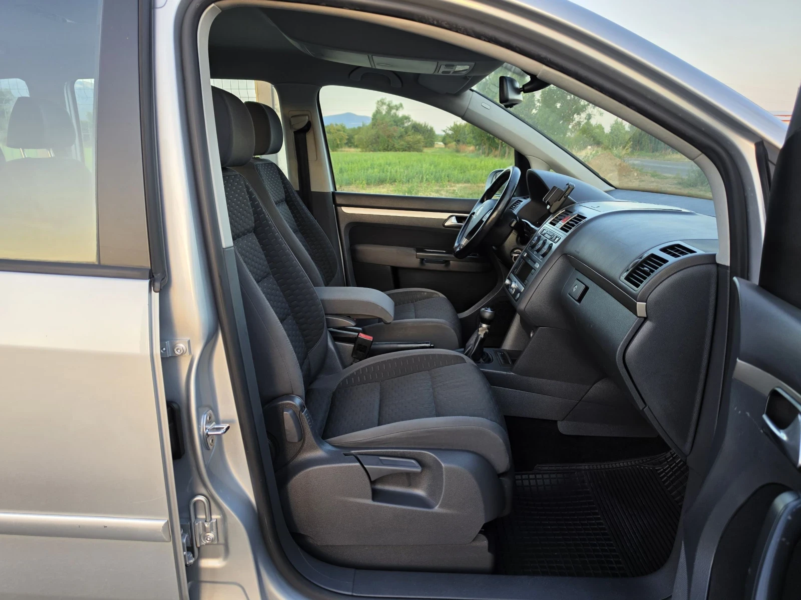 VW Touran 1.9 TDI 105 7места, снимка 12 - Автомобили и джипове - 55425275