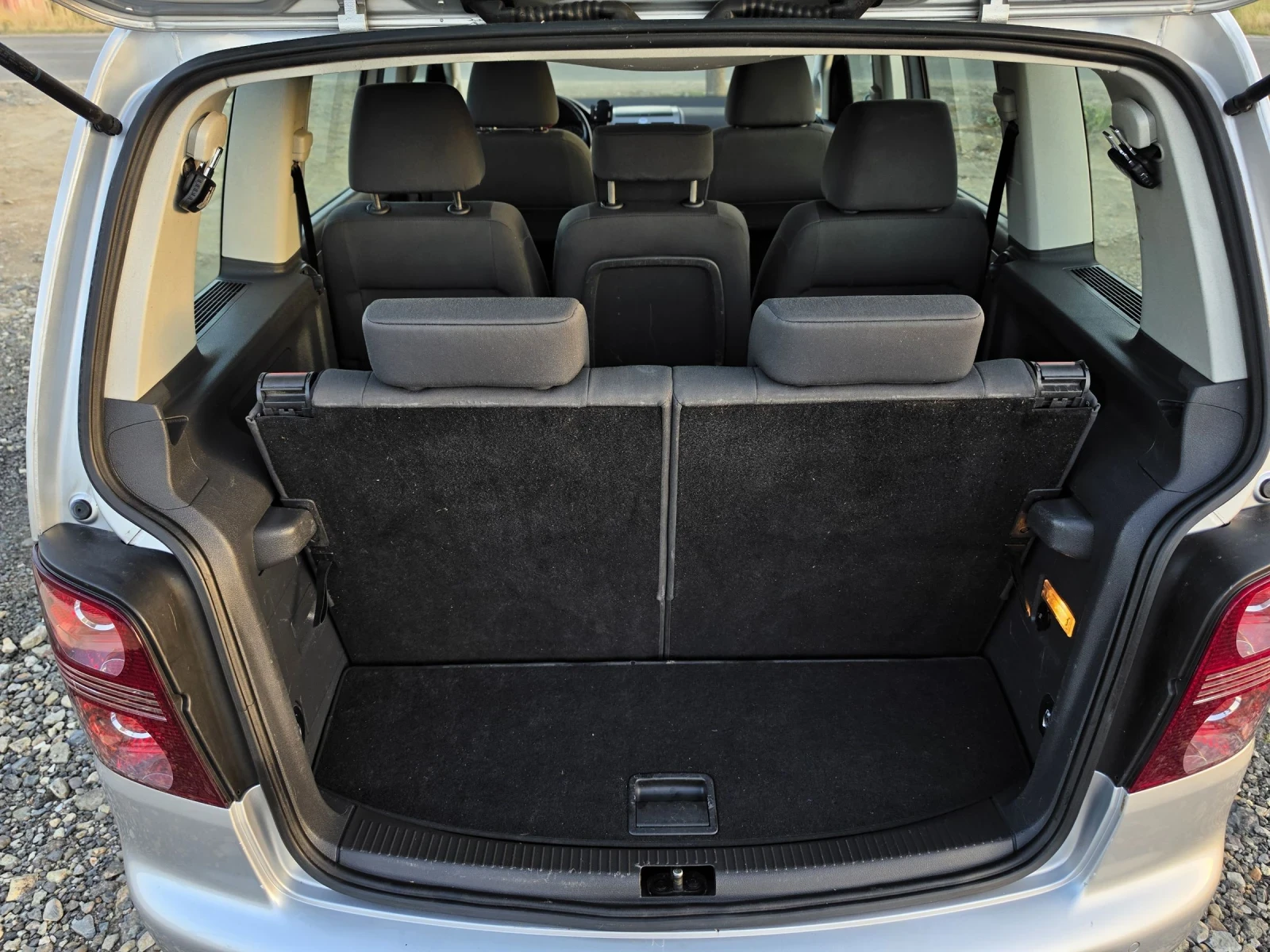 VW Touran 1.9 TDI 105 7места, снимка 16 - Автомобили и джипове - 55425275