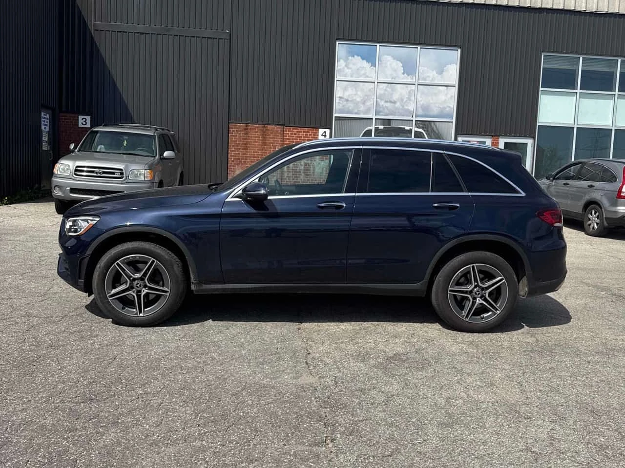 Mercedes-Benz GLC 300 4MATIC* DISTRONIC* 360КАМЕРИ* ПАНОРАМА* , снимка 2 - Автомобили и джипове - 54581433