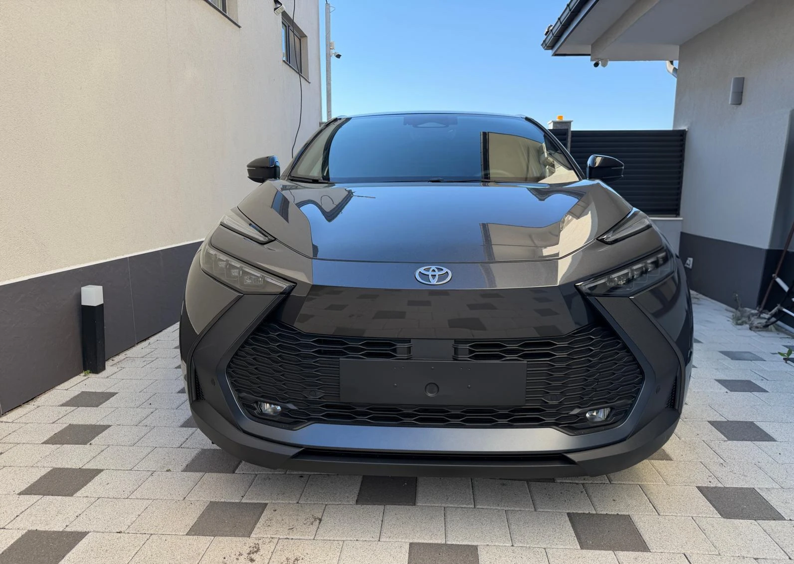 Toyota C-HR  II-2.0-Plug-in Hybrid- e CVT-223 hp-ГАРАНЦИЯ, снимка 2 - Автомобили и джипове - 54770499