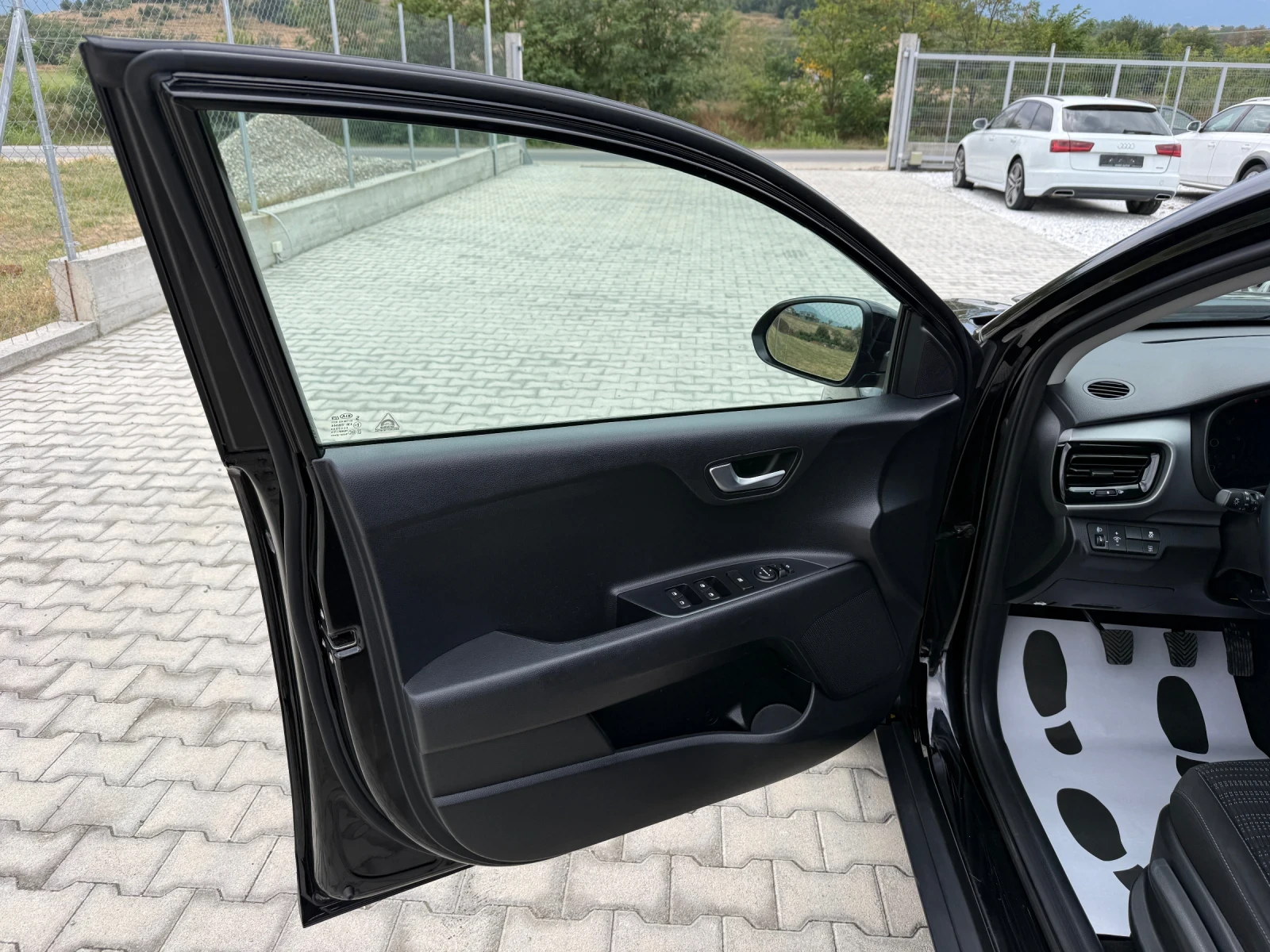Kia Stonic 1.6CRDI NAVI CAMERA, снимка 9 - Автомобили и джипове - 55673288
